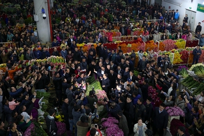 李克強(qiáng)夜訪(fǎng)昆明花市 一朵鮮花里的經(jīng)濟(jì)與民生溫度